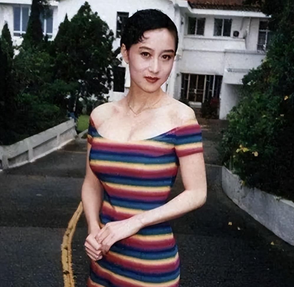 看点：娱乐圈隐藏的4大美女，惊艳时光的容颜，你认识几个？