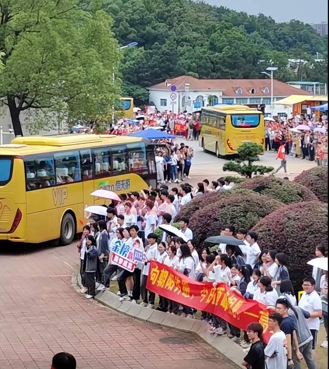 嚯！高考送考名场面，来了