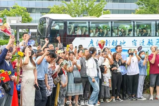 嚯！高考送考名场面，来了  第20张