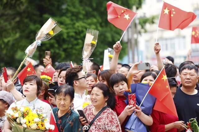 嚯！高考送考名场面，来了  第17张