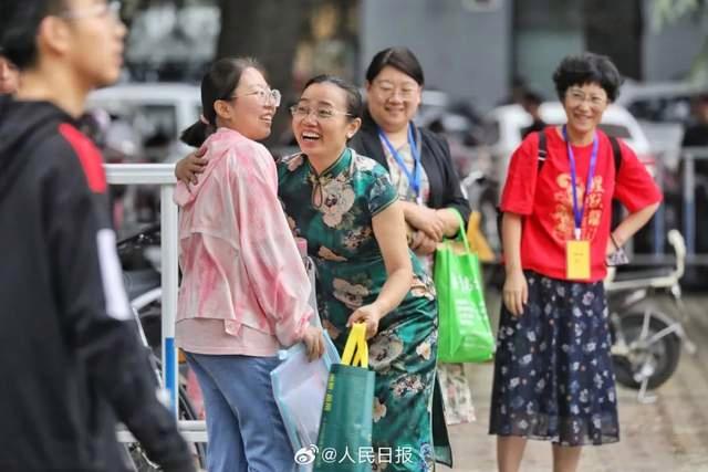 嚯！高考送考名场面，来了  第22张