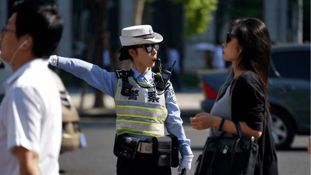 2024新澳门正版免费资料_“最美女警”黄莉洁一夜之间冲上热榜，网友说她比李语蔚更美？  第5张