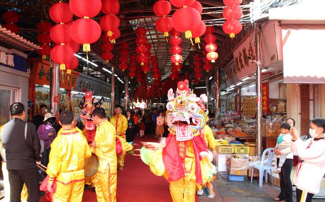 白小姐三肖三期开奖软件评价,大鹏一周“福民”热榜｜网友热评：港客每年都来买海味年货，迎春花市花样多  第11张