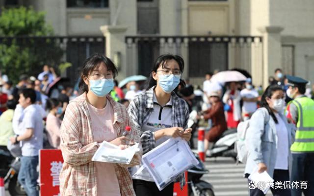 澳门今晚必中一肖一码_家长帮高考生选城市，张雪峰给出4个维度，能占3条就是好地方