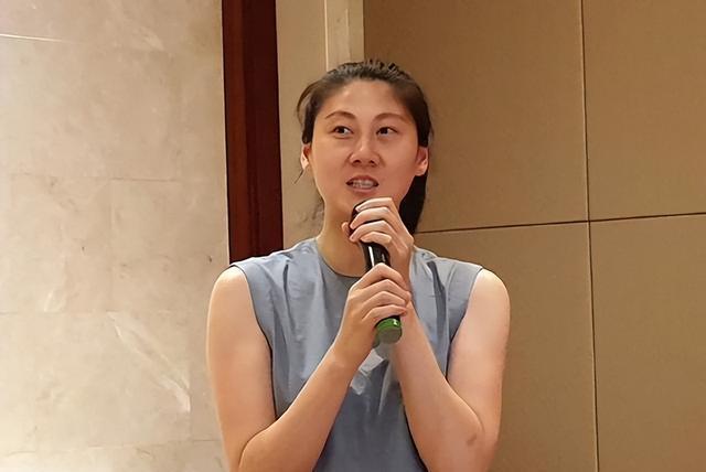 新澳门彩天天开奖资料一_她是女篮前国手：二婚嫁“福建球王”生双胞胎，37岁成大学老师  第7张