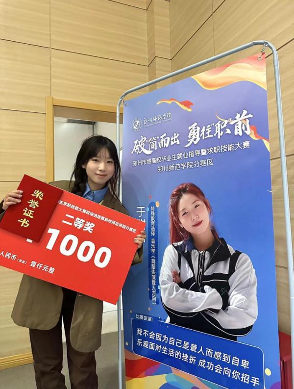 新澳2024最新资料,00后聋人女孩冲上热榜！宿舍手语聊八卦能有多快乐