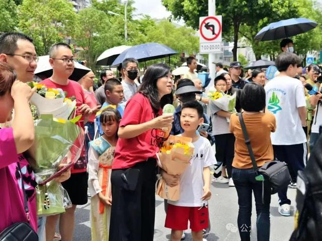 2024一肖一码100中奖,刚刚，2024高考收官！花式接考太可爱啦~