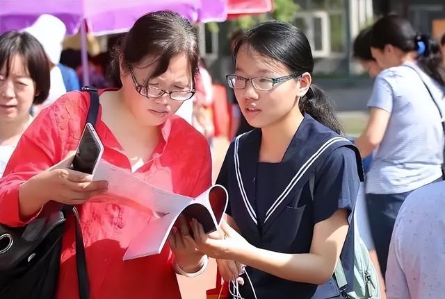 2024新澳免费资料成语平特_大学生票选本科“最水”专业，文科专业包揽前十，第一常年被吐槽  第1张