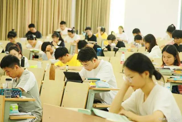 2024新澳正版免费资料大全_24年中小学暑假或要提前，家长心情复杂，学生却很开心  第9张