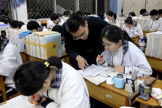 二四六香港免费开将记录_中小学老师喜迎“新规”，预计24年3月起开始实行，家长：靠谱