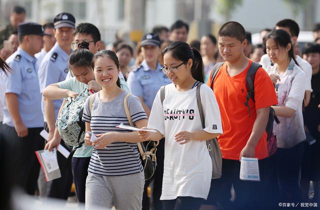 2024年澳门资料免费大全,选对专业，赢在起跑线！高考热门专业趋势分析