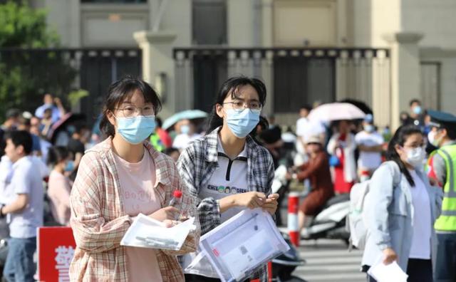 新澳资料最准的网站,家长帮高考生选城市，张雪峰给出4个维度，满足3条就是好地方