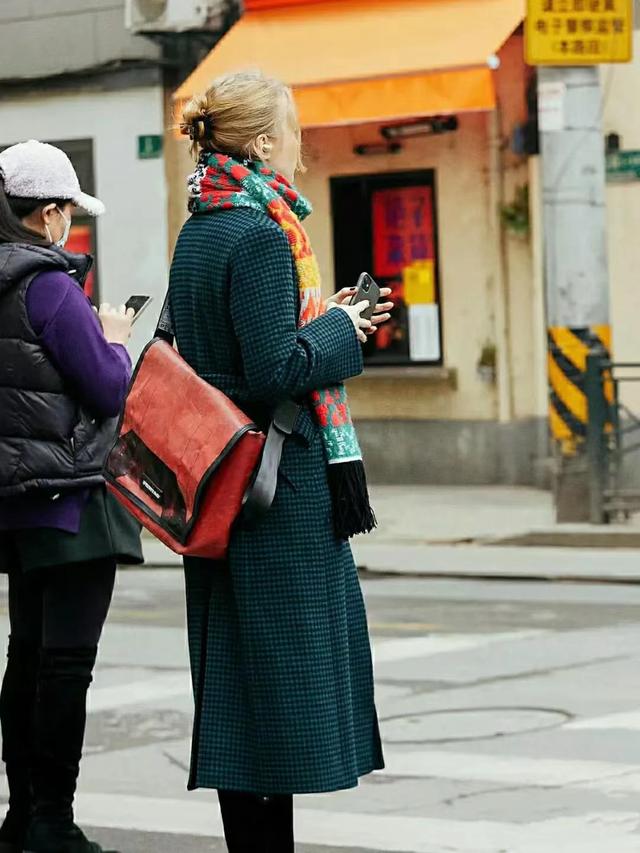 精准内部资料长期大公开_上海是时尚之都，在街头随便一拍，都能当大片，格子大衣系列来了