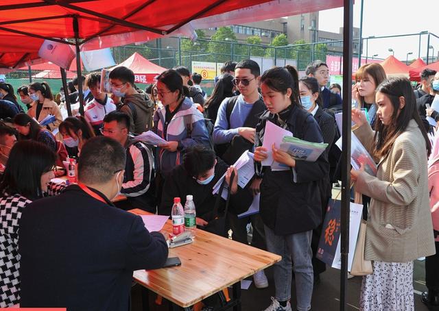 二四六香港资料期期准,读完师范大学，也有教资证，却没能进学校做老师？现实总被遗忘