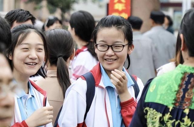 香港最准最快资料免费,中小学“新规定”来了，预计9月初全面实行，学生开心不已  第1张