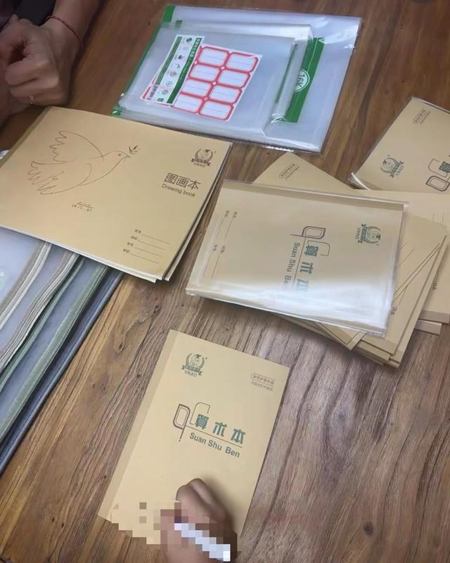 新澳彩资料免费资料大全33图库,不同尺寸，不同要求！开学季，包书本皮成了新负担  第1张