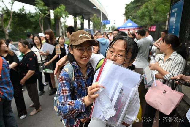 2024澳门码今晚开奖号码,直击2024山东高考现场！有家长带存了六年的粽子来送考  第29张