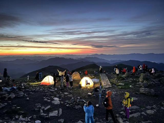 澳门王中王100%的资料2024,夜爬灵山，封闭景区竟成网红打卡地？记者调查  第2张