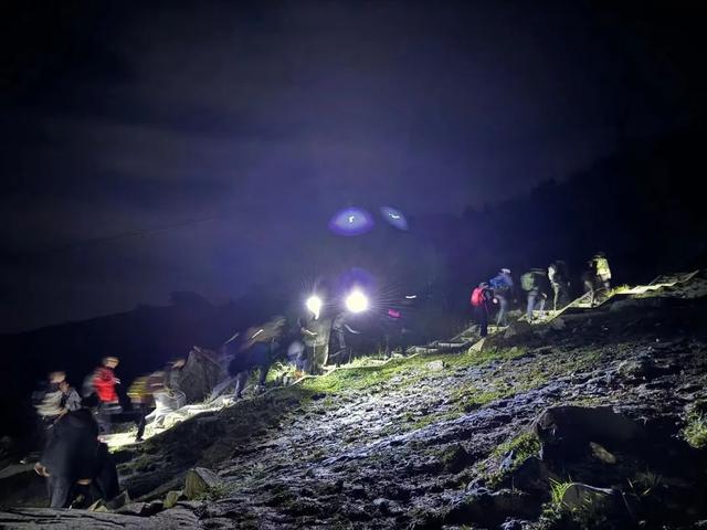 澳门今期开码结果开奖今晚_大巴组团夜闯灵山！“封闭景区”竟成网红打卡地？  第1张