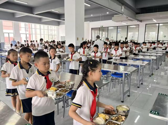 新奥资料免费精准网址是多少_大众日报关注威海高区新学期中小学校园“换新颜”  第4张