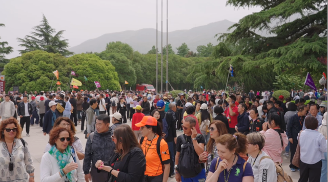 澳门正版资料免费大全精准绿灯会_五一假期首日：国内旅游市场火爆，国际机票预订量创新高！  第2张