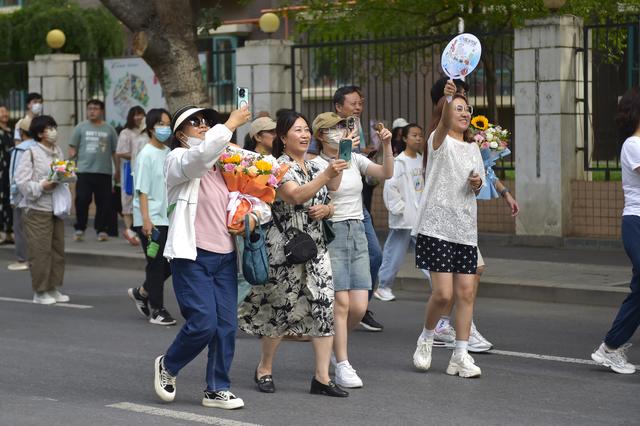 二四六香港资料期期准2024,全国部分地区2024年高考结束  第1张