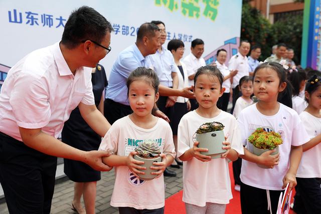 新澳门王中王资料公开,“小萌新”来了，济南中小学进入开学季  第3张