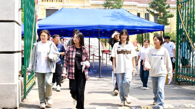 今晚澳门三肖三码必出_2024年高考首日现场直击  第12张