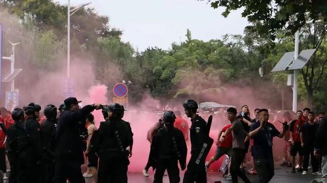 新澳澳门免费资料网址是什么纸,中超球迷爆发激烈冲突！数百人互殴，乱成一片，多人被紧急送医院  第2张