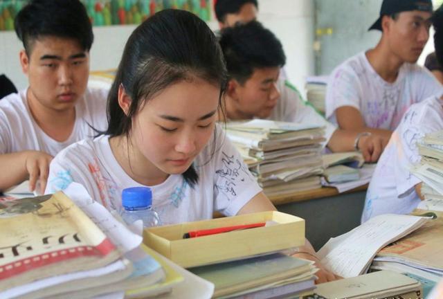 王中王一肖一特一中开奖时间,教育部调整高考身份新限制，4类学生无缘高考，明年高三生要注意